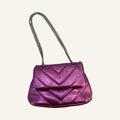 Metallic Shoulder Bag in Berry Pink – Steppoptik & Kettendetails