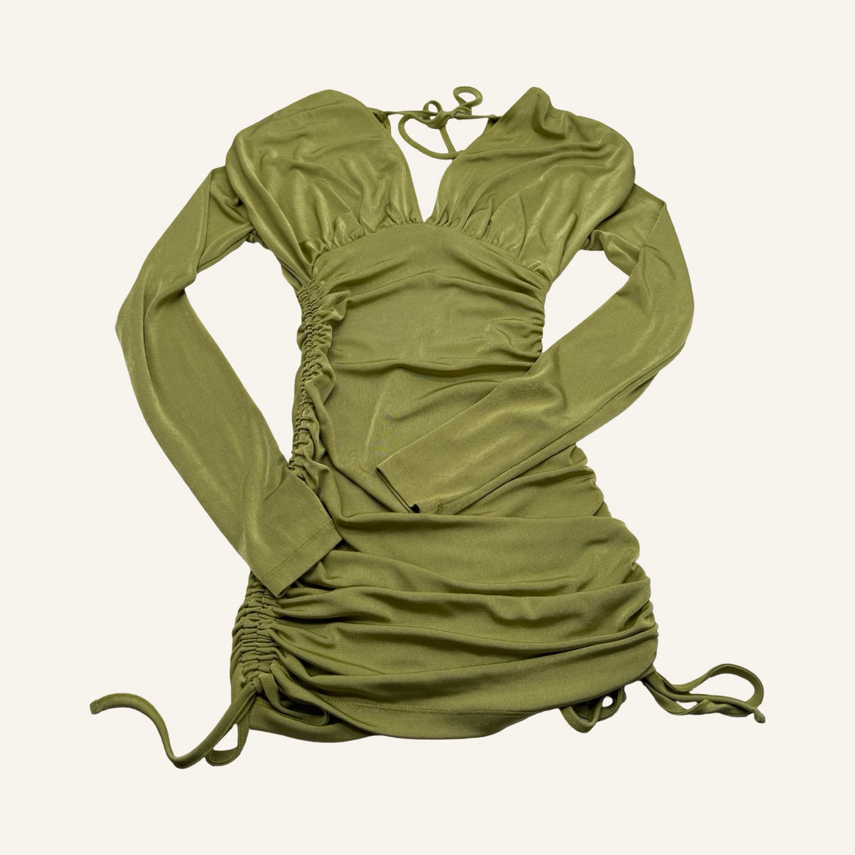 Olive Crush | NA-KD x Romee Strijd – Raffiniertes Mini Dress in Olive Green