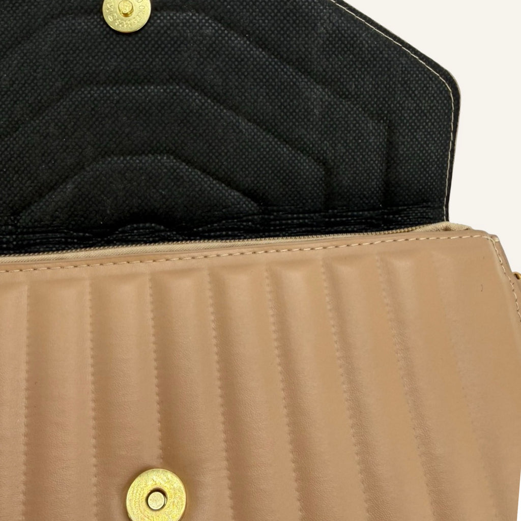 Taupe Quilted Clutch – Elegante Handtasche mit Handschlaufe