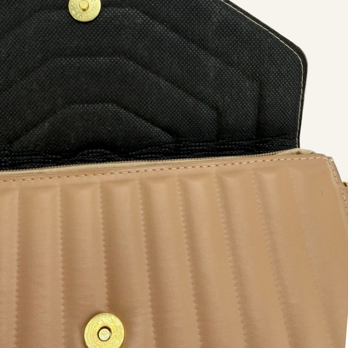 Taupe Quilted Clutch – Elegante Handtasche mit Handschlaufe