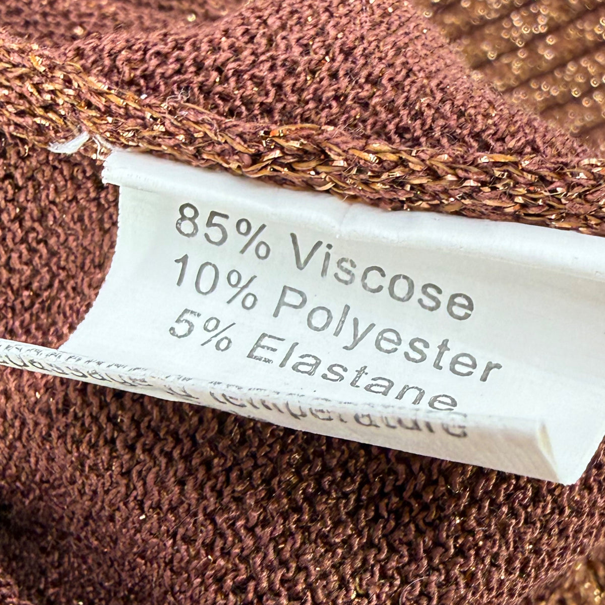 Lola & Liza – Schimmernde Strickjacke in Schokobraun mit Schleifendetail | Gr. 38