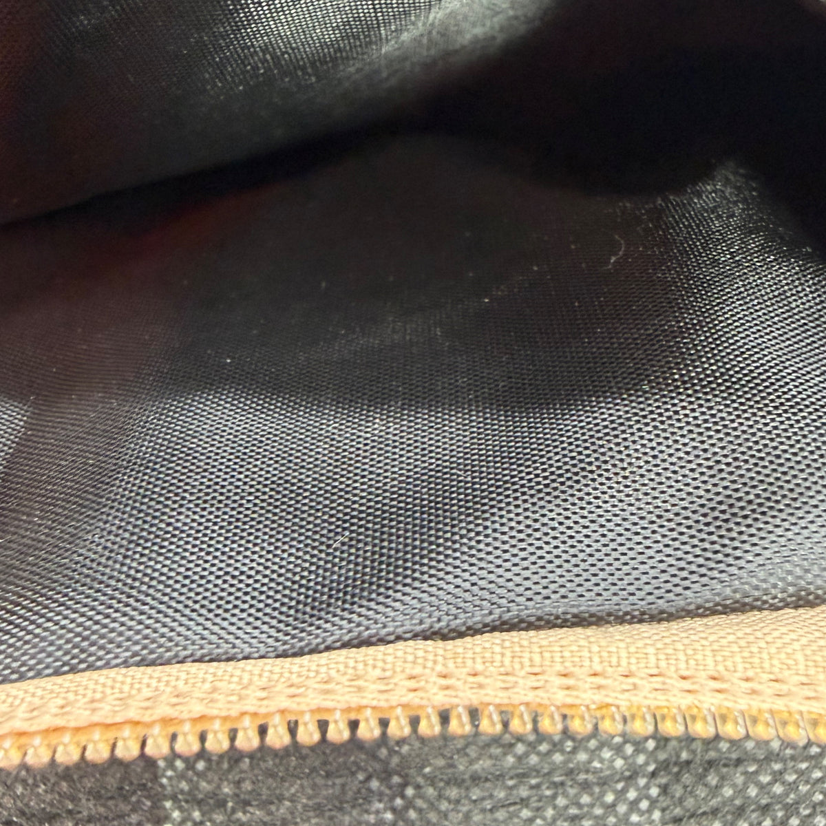 Taupe Quilted Clutch – Elegante Handtasche mit Handschlaufe
