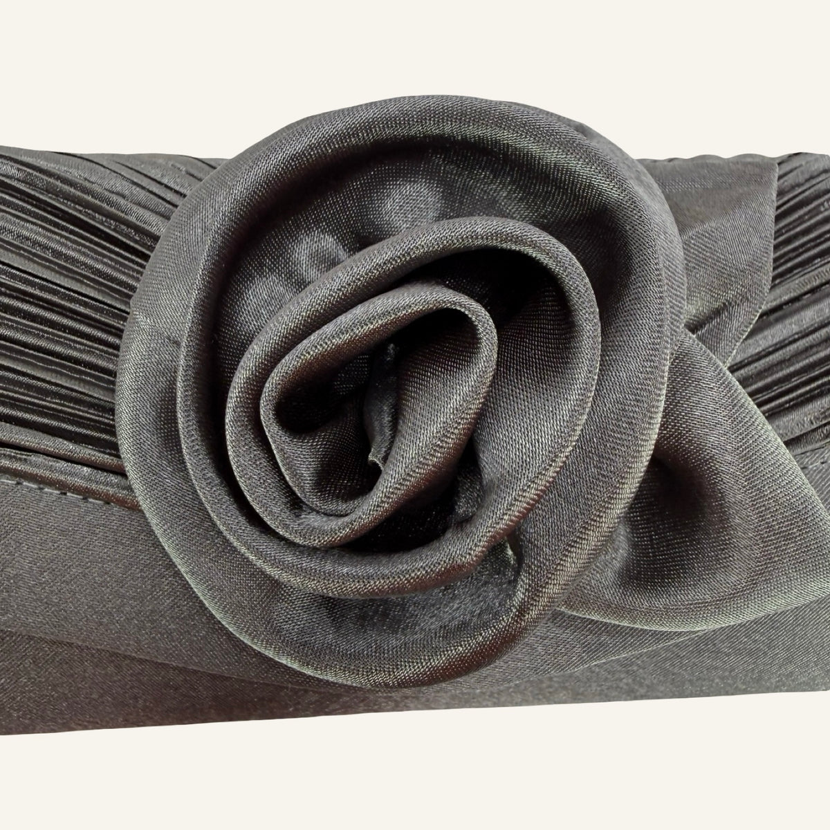 Anthracite Rose – Elegante Satin-Clutch mit 3D-Blüte