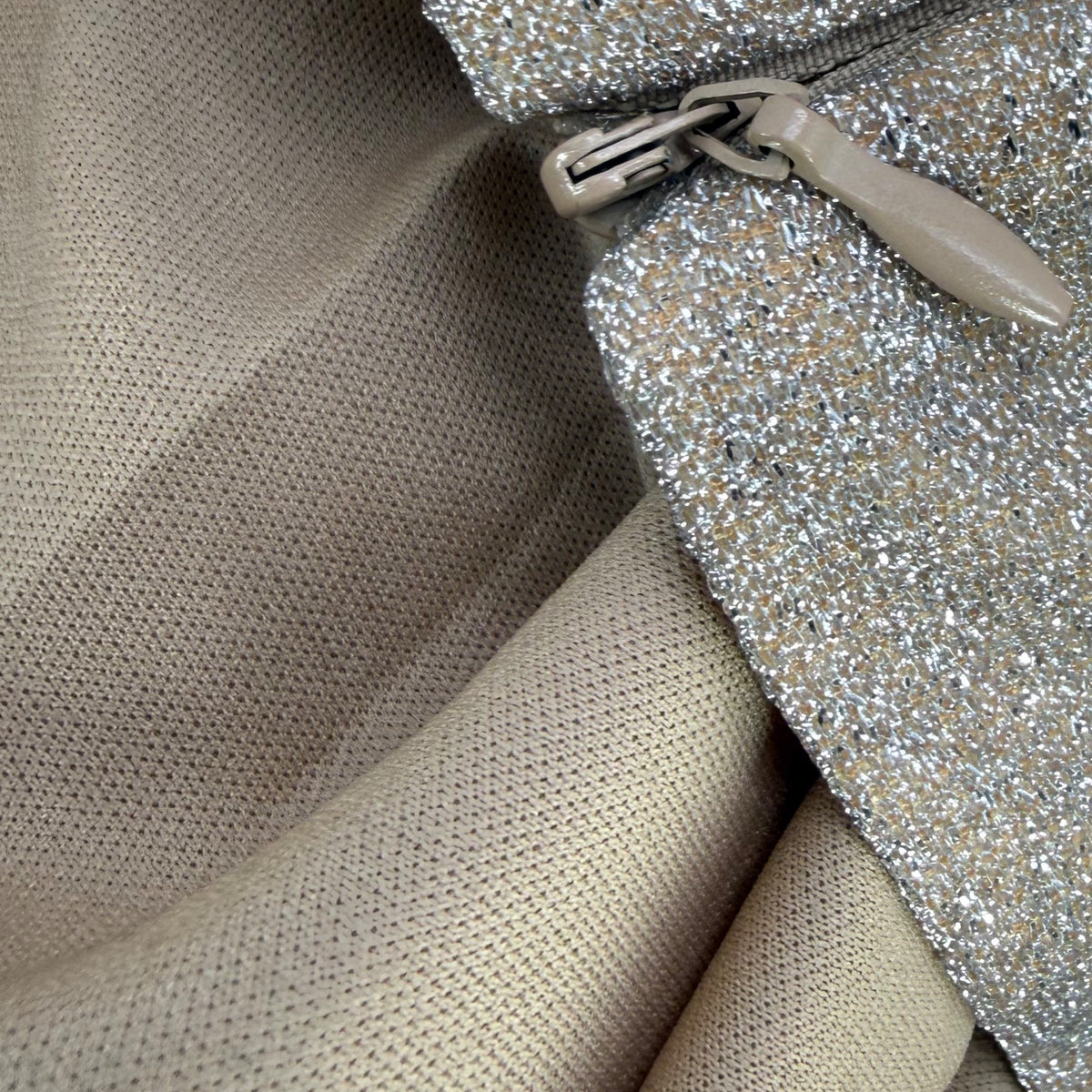 Golden Hour – Schimmernder Plisseerock in Champagne | ONLY Maternity