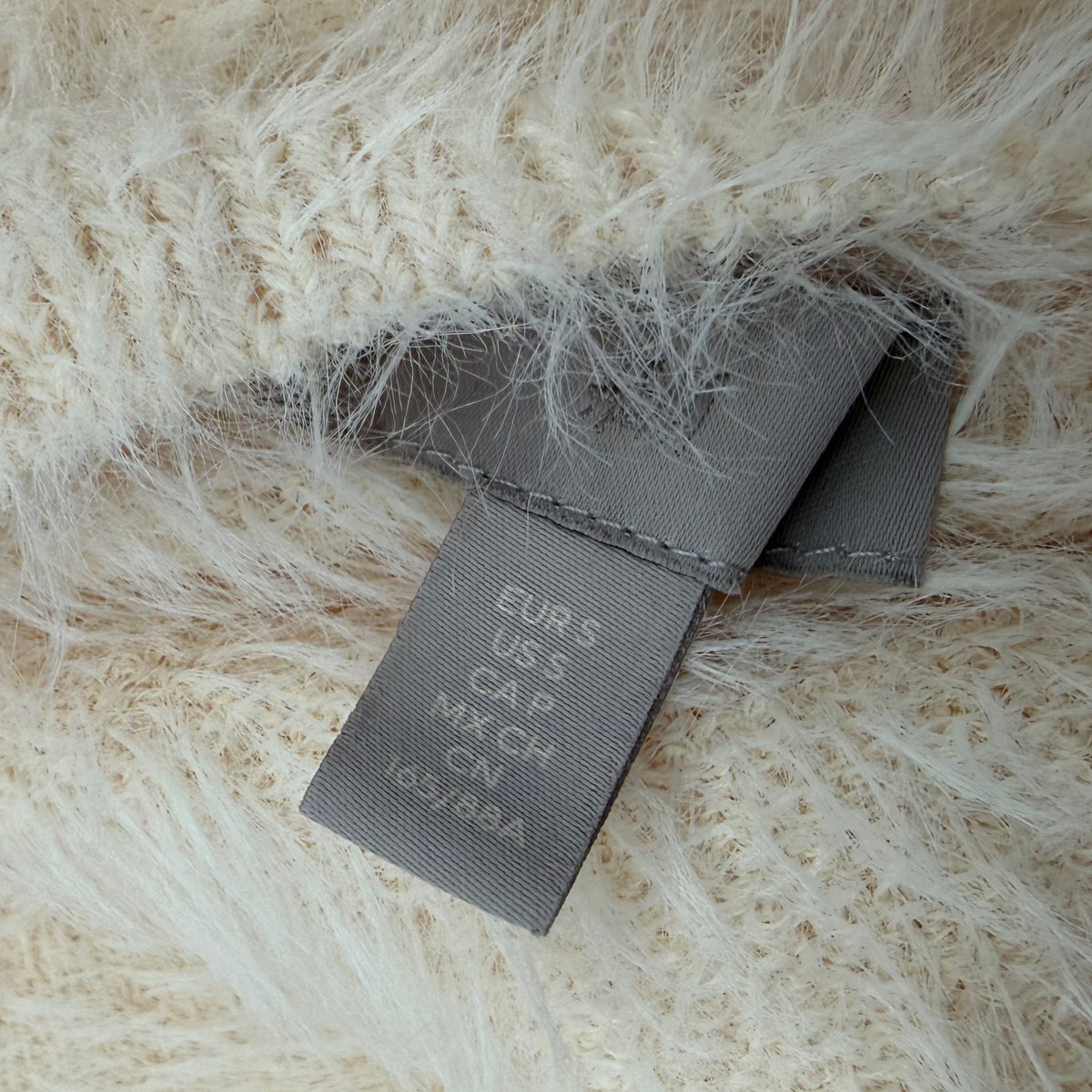 Soft & Fluffy – Flauschiger Pullover in Creme mit V-Rücken
