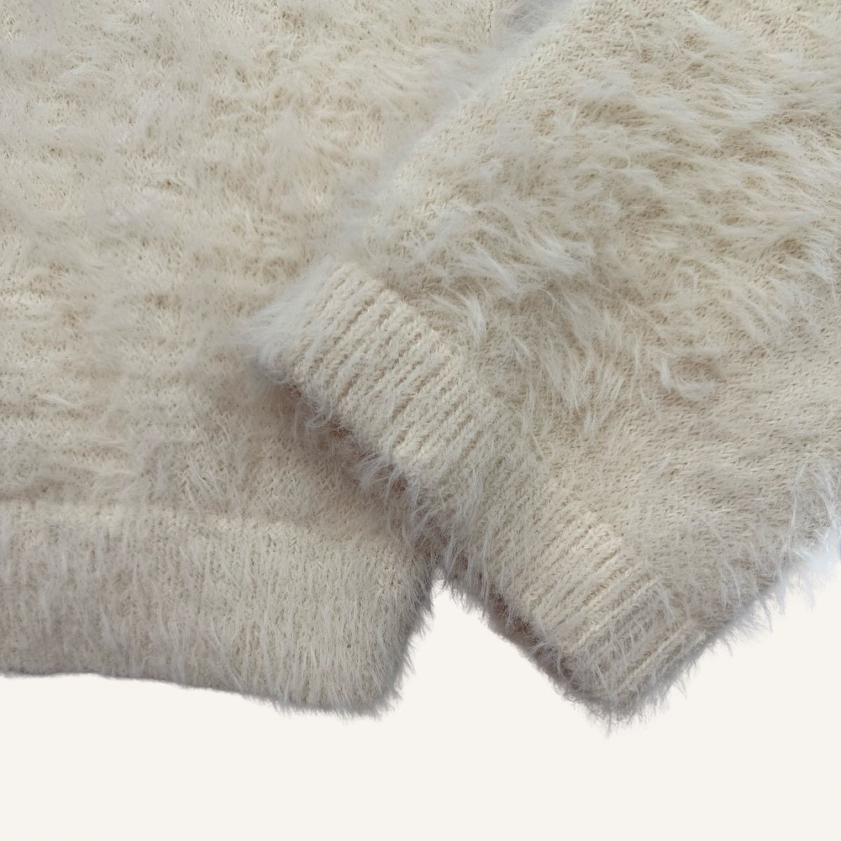 Soft & Fluffy – Flauschiger Pullover in Creme mit V-Rücken