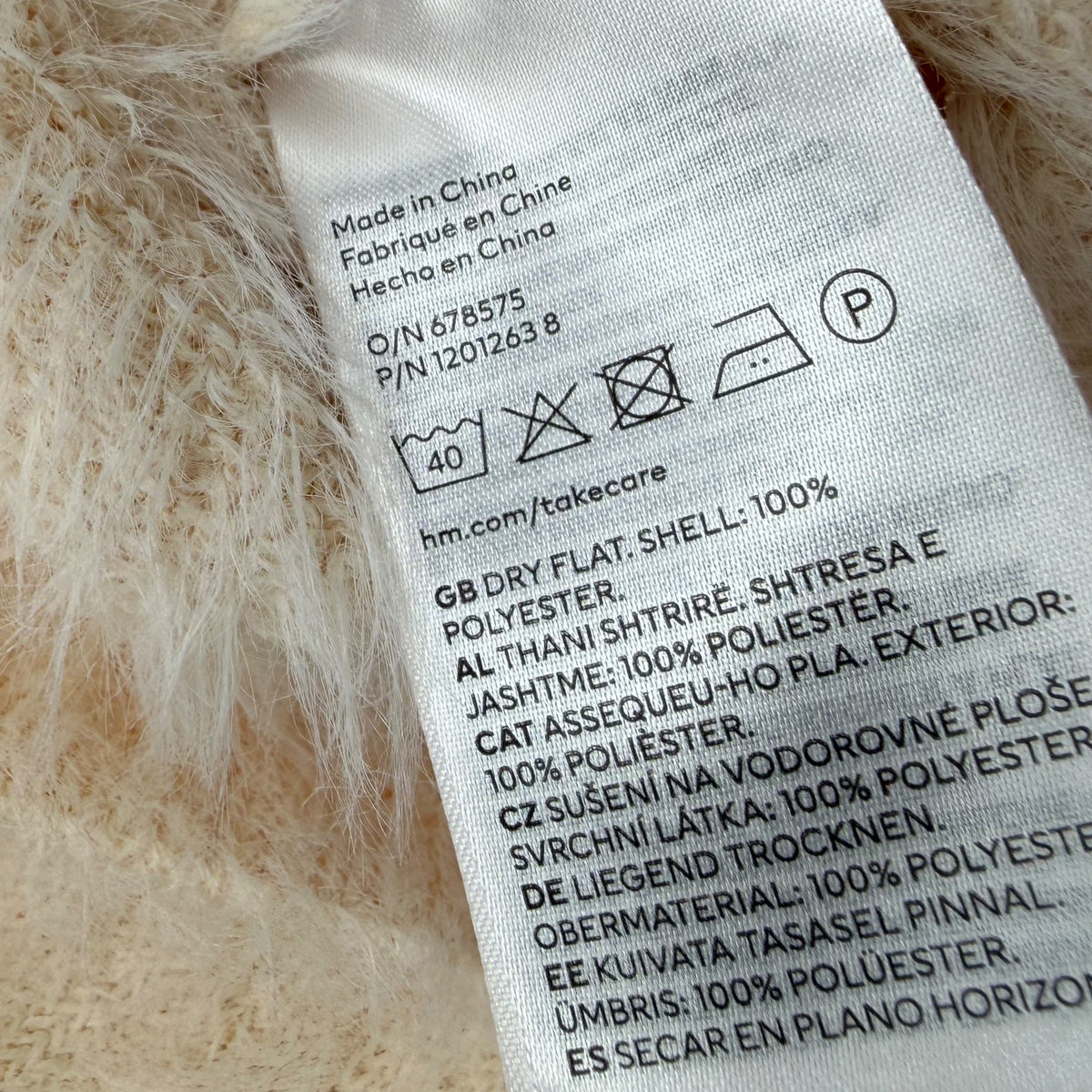 Soft & Fluffy – Flauschiger Pullover in Creme mit V-Rücken
