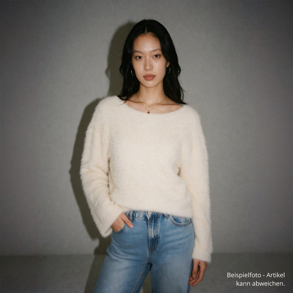 Soft & Fluffy – Flauschiger Pullover in Creme mit V-Rücken