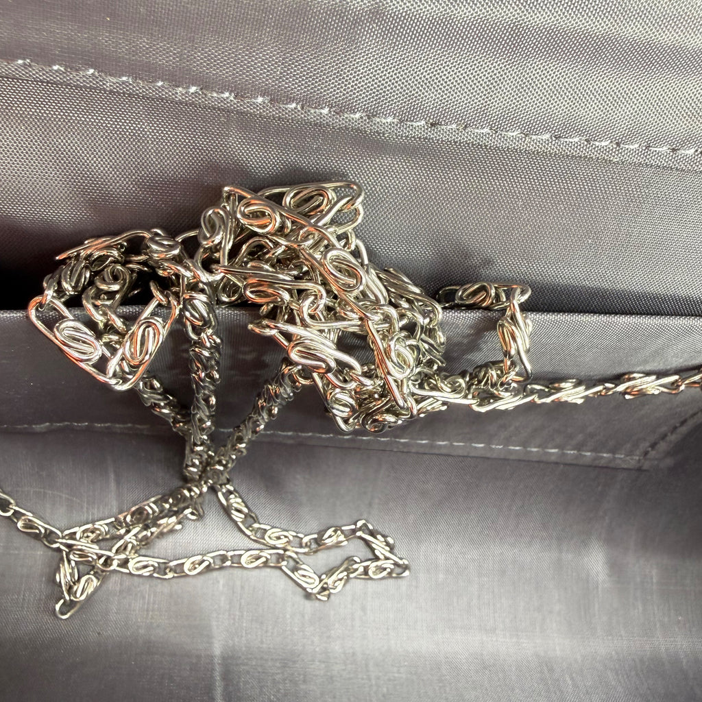 Anthracite Rose – Elegante Satin-Clutch mit 3D-Blüte