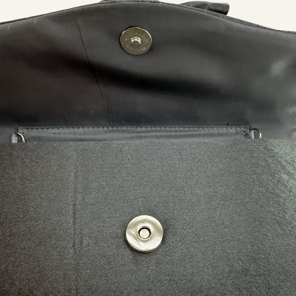 Anthracite Rose – Elegante Satin-Clutch mit 3D-Blüte