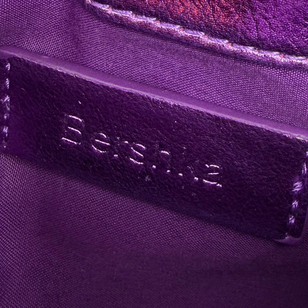 Metallic Shoulder Bag in Berry Pink – Steppoptik & Kettendetails