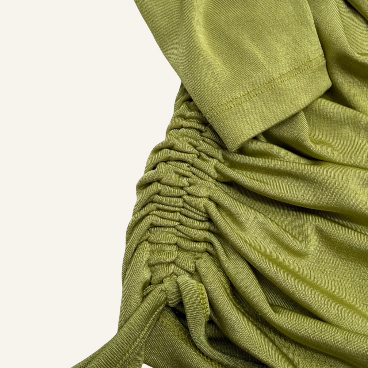 Olive Crush | NA-KD x Romee Strijd – Raffiniertes Mini Dress in Olive Green