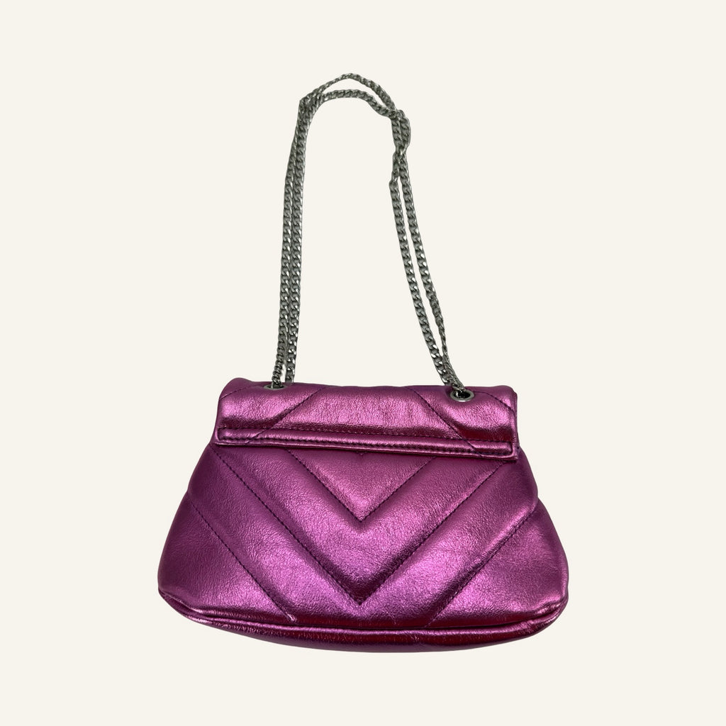 Metallic Shoulder Bag in Berry Pink – Steppoptik & Kettendetails