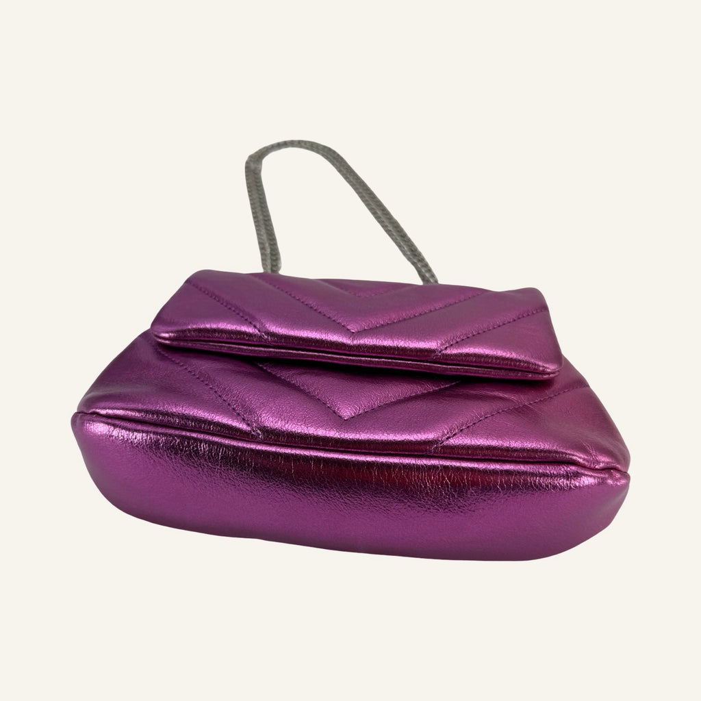 Metallic Shoulder Bag in Berry Pink – Steppoptik & Kettendetails