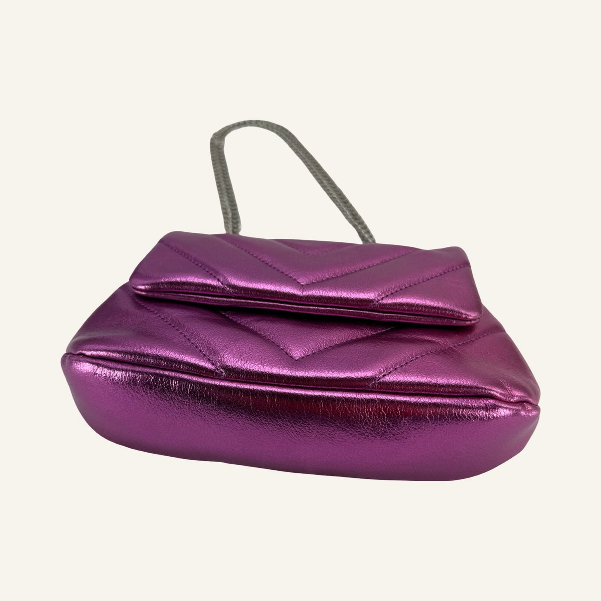 Metallic Shoulder Bag in Berry Pink – Steppoptik & Kettendetails