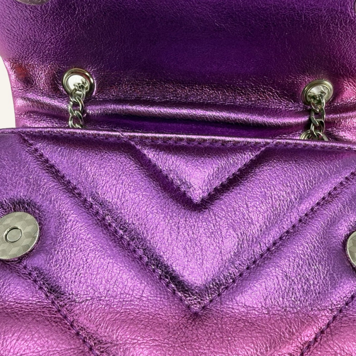 Metallic Shoulder Bag in Berry Pink – Steppoptik & Kettendetails