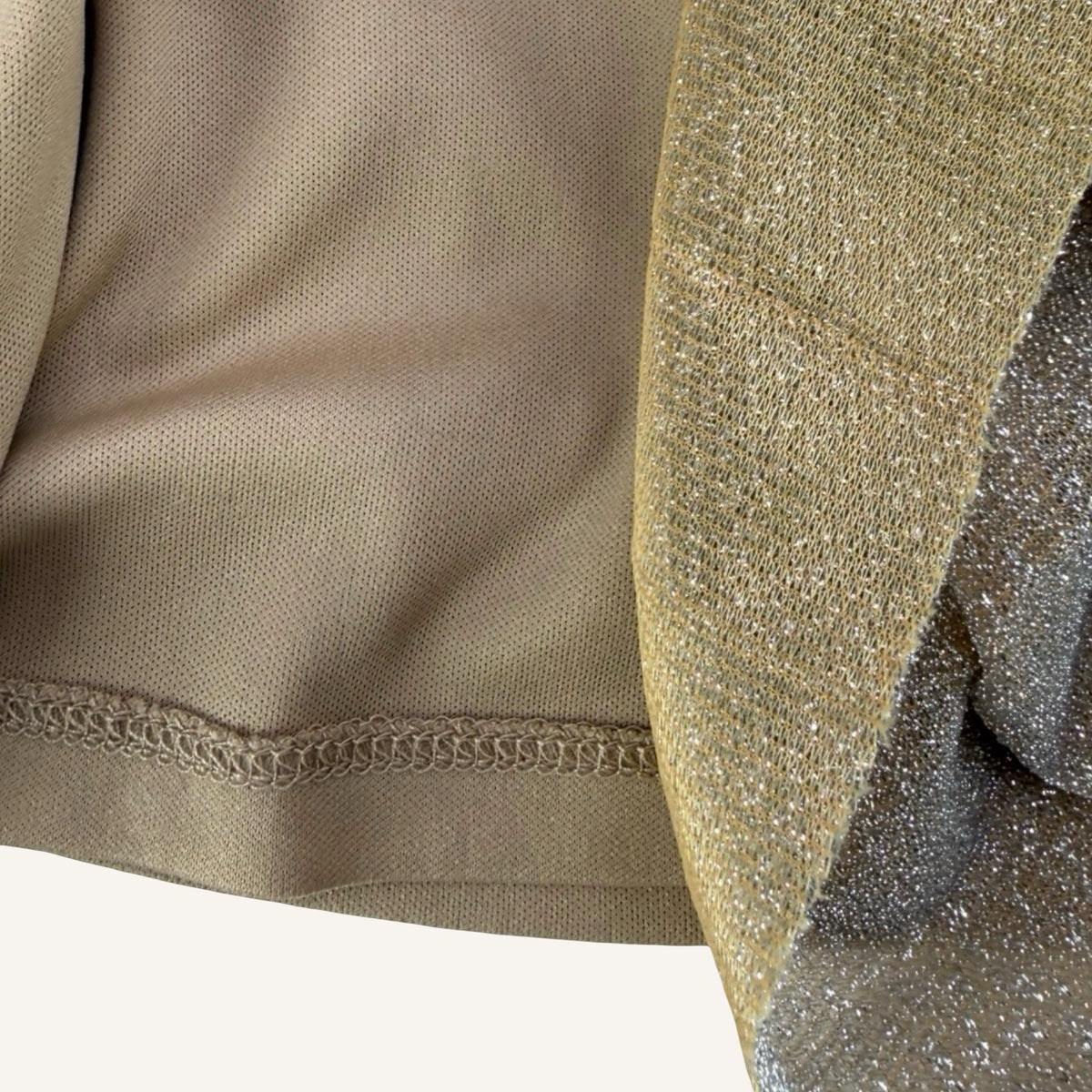 Golden Hour – Schimmernder Plisseerock in Champagne | ONLY Maternity