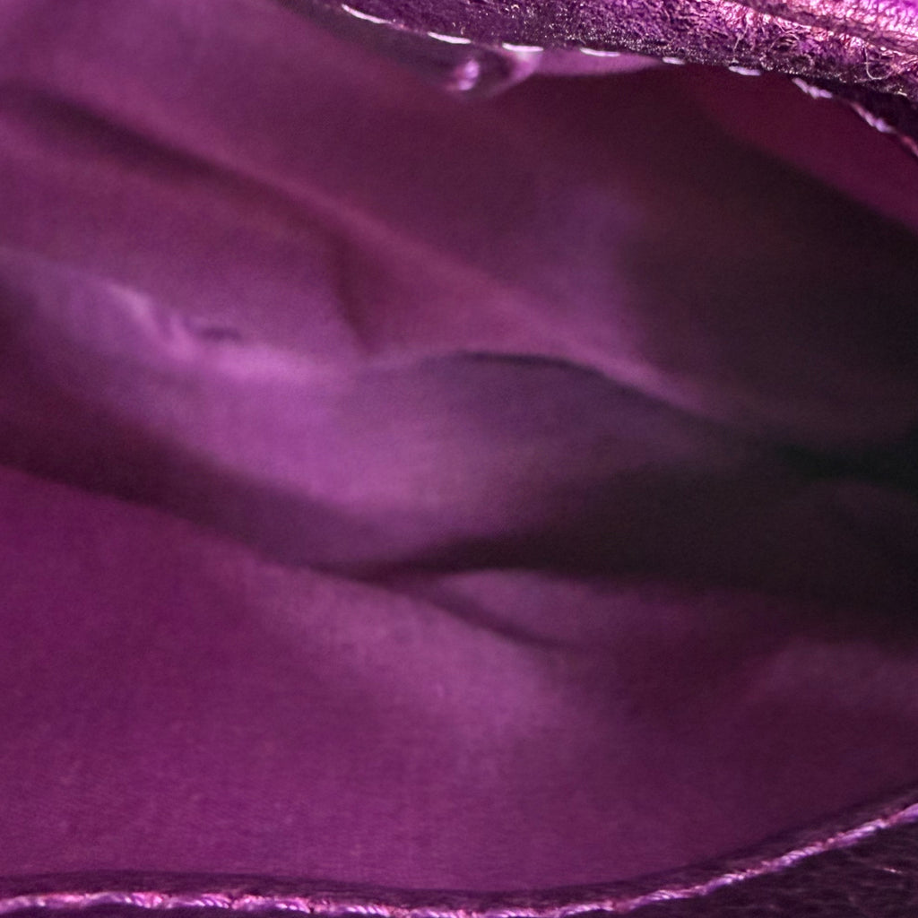 Metallic Shoulder Bag in Berry Pink – Steppoptik & Kettendetails