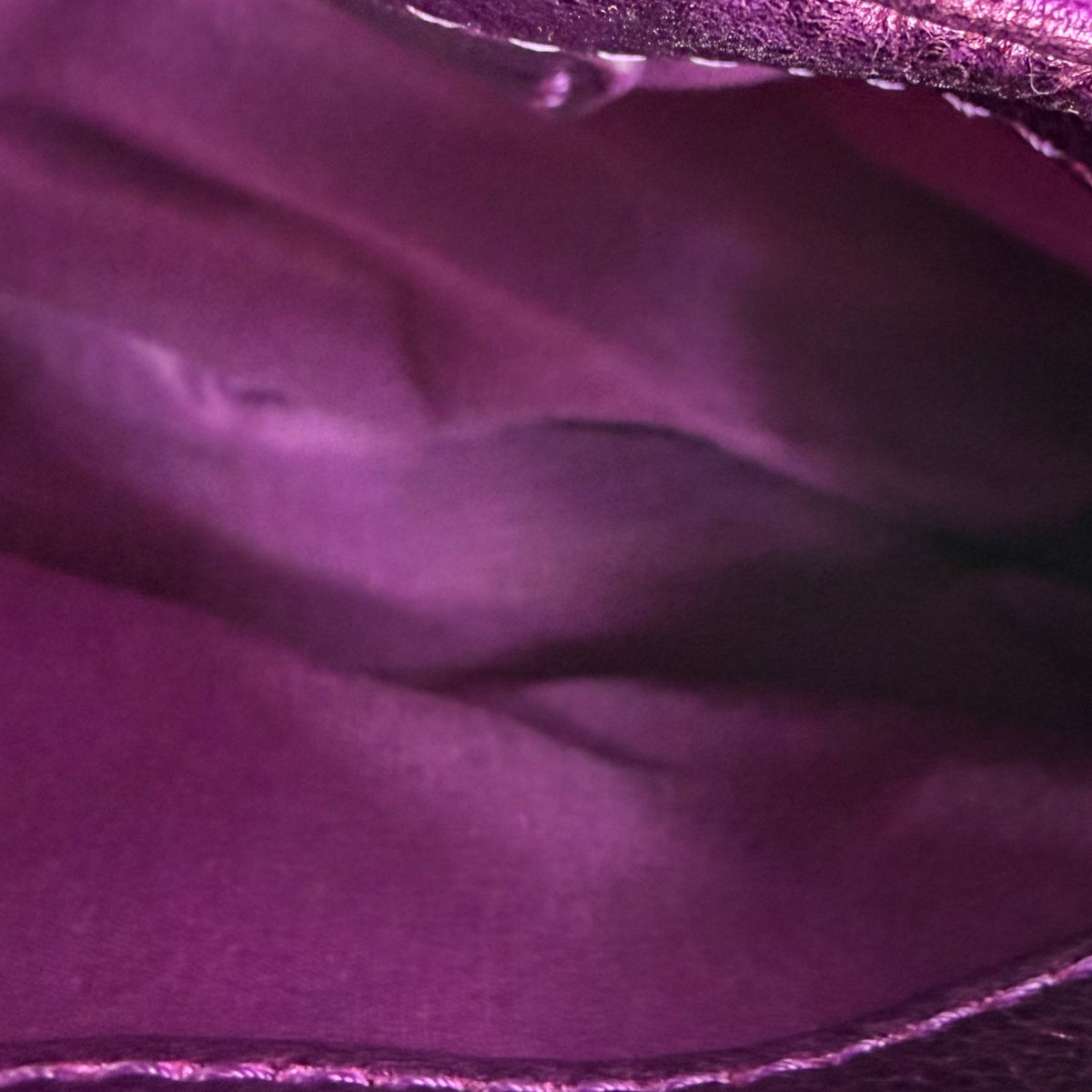 Metallic Shoulder Bag in Berry Pink – Steppoptik & Kettendetails