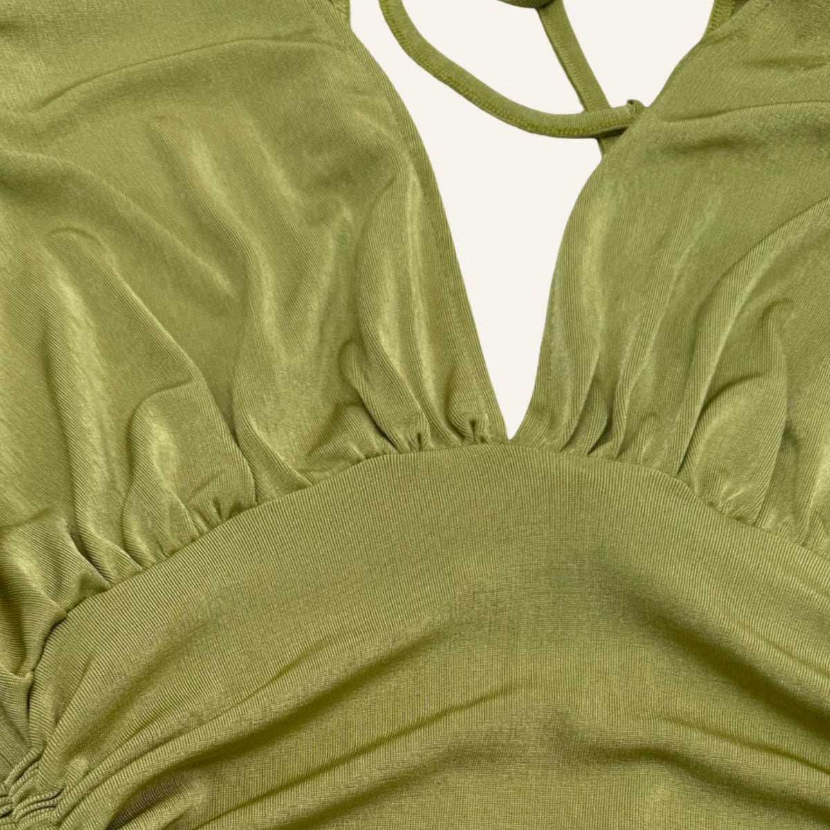 Olive Crush | NA-KD x Romee Strijd – Raffiniertes Mini Dress in Olive Green