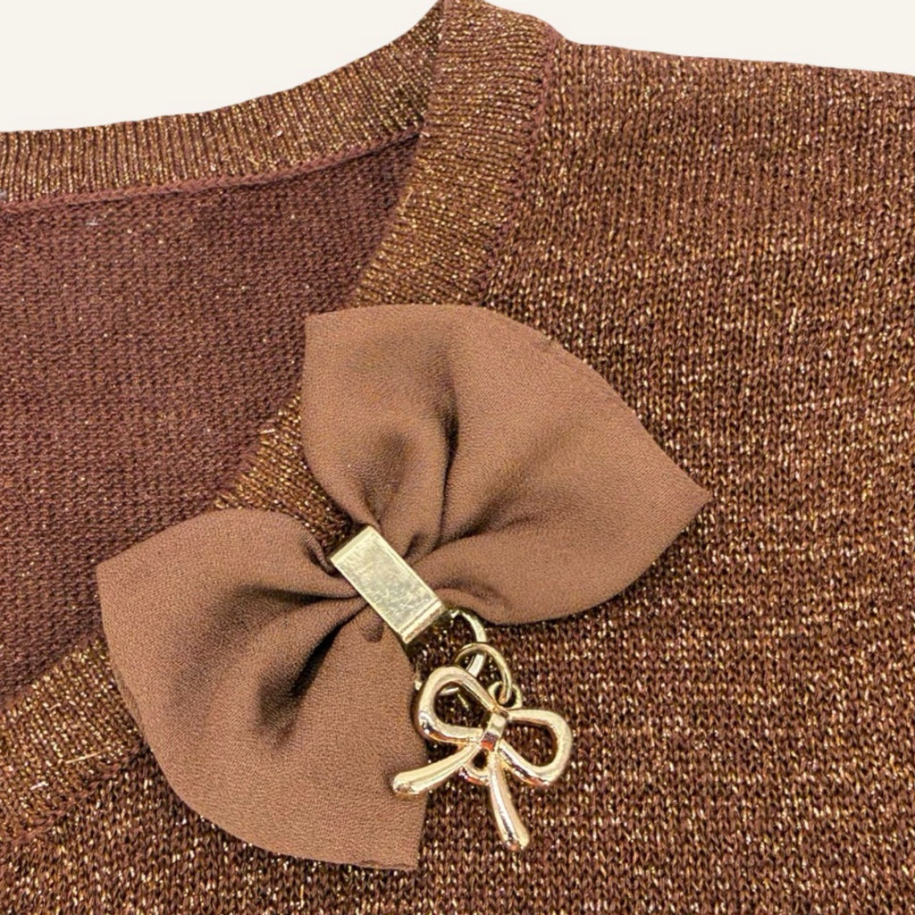 Lola & Liza – Schimmernde Strickjacke in Schokobraun mit Schleifendetail | Gr. 38
