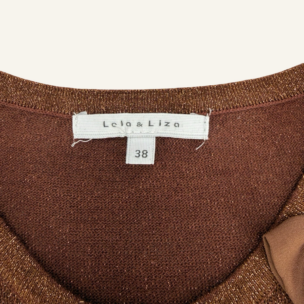 Lola & Liza – Schimmernde Strickjacke in Schokobraun mit Schleifendetail | Gr. 38