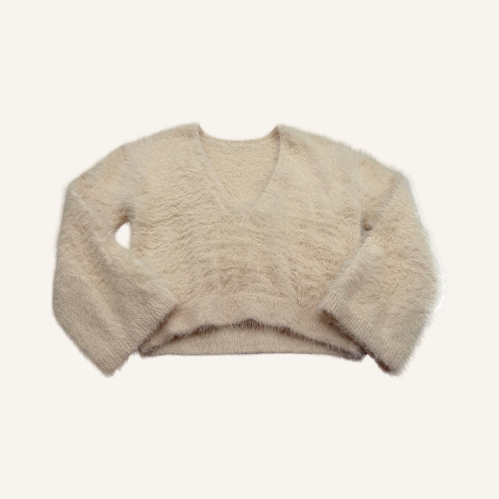Soft & Fluffy – Flauschiger Pullover in Creme mit V-Rücken