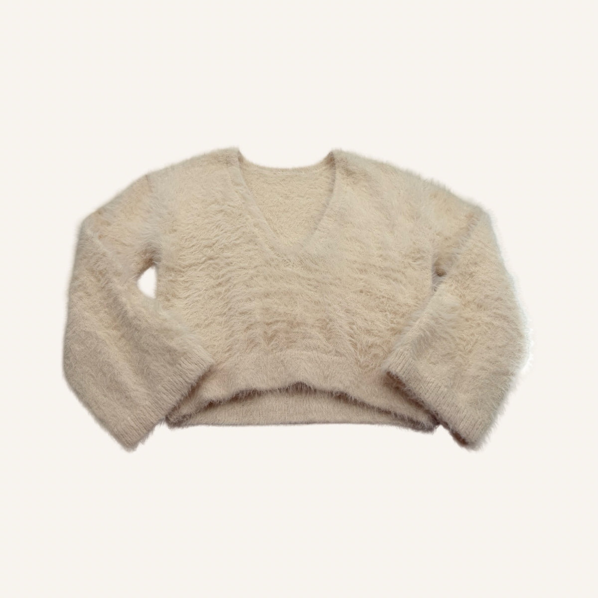 Soft & Fluffy – Flauschiger Pullover in Creme mit V-Rücken